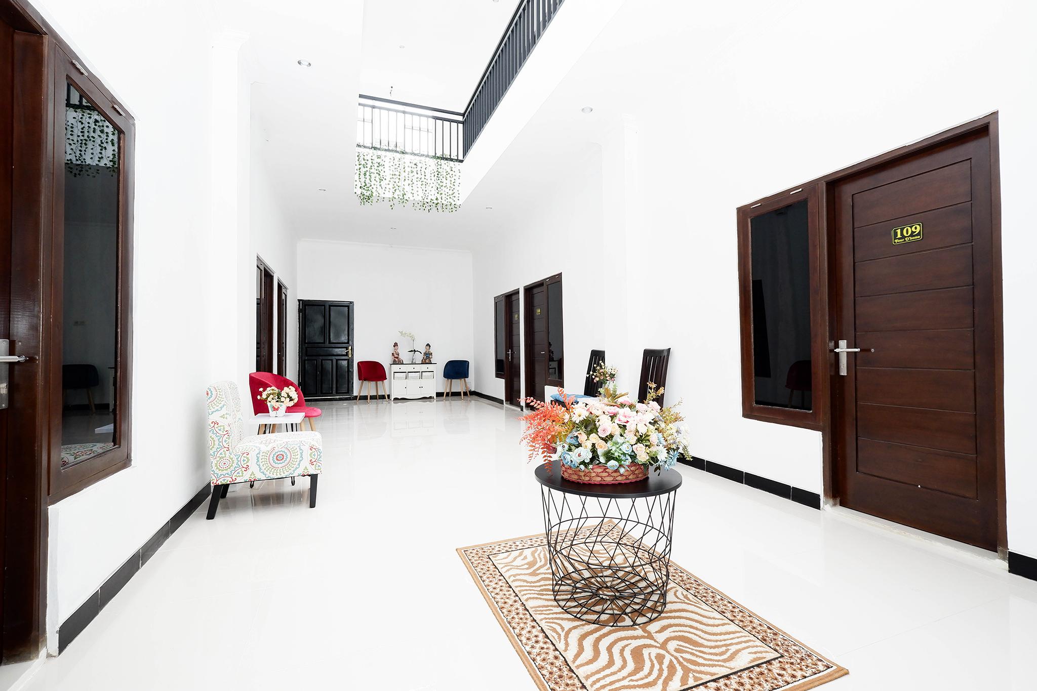 Oyo 1611 Four D'Home Solo Dış mekan fotoğraf
